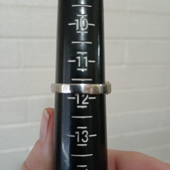 New Men's Silver Claddagh Ring. - Picture 10 of 11